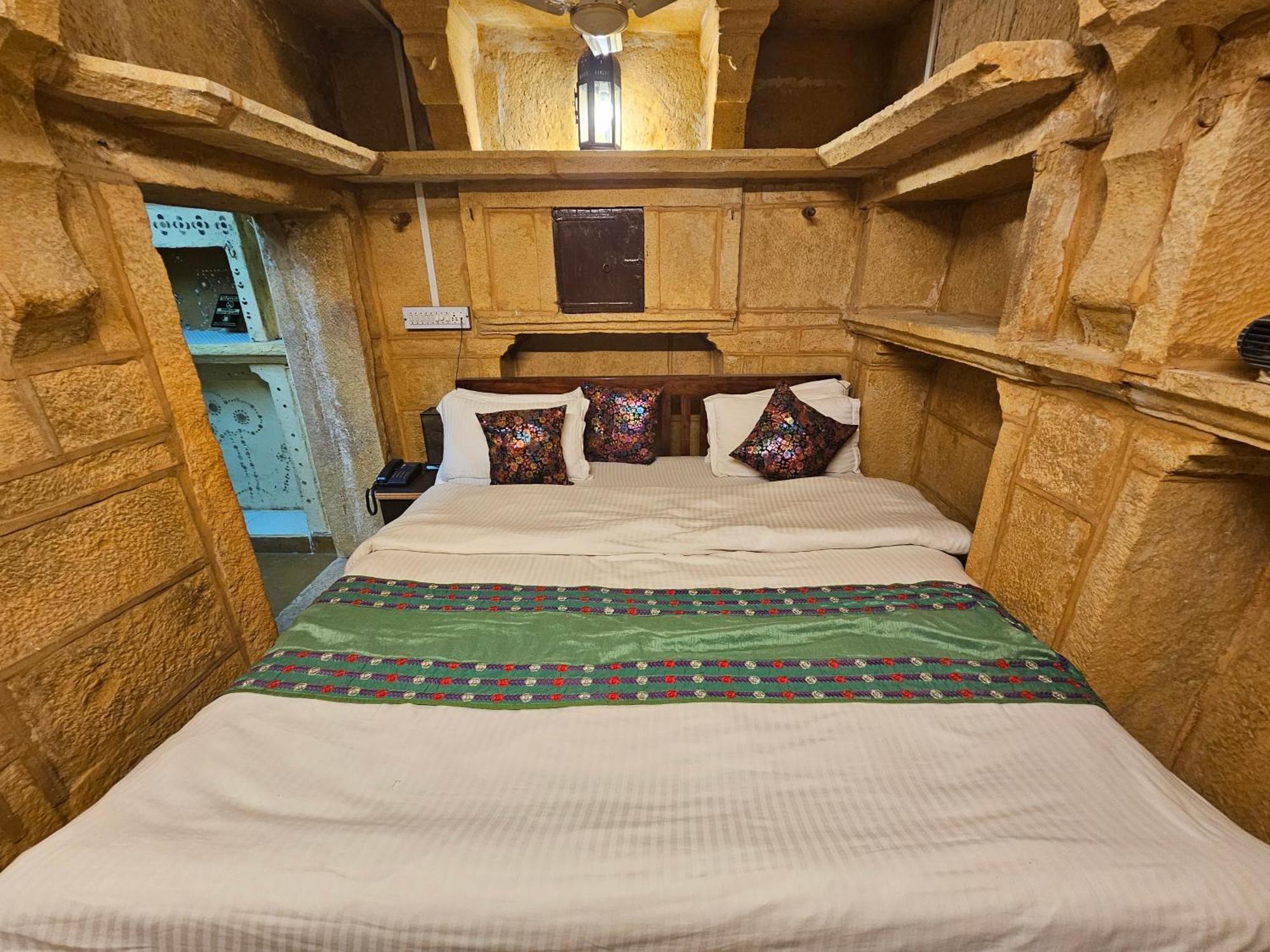Desert Haveli Guest House Džaisalmér Pokoj fotografie